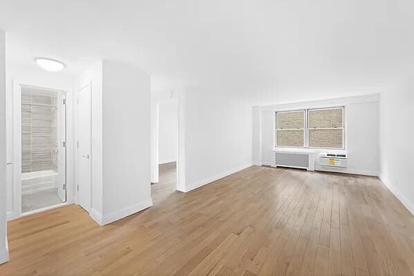 Building Photo - 210 W 89th St