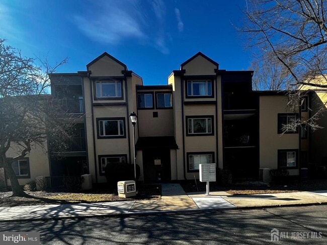 Building Photo - 2112 Sayre Dr
