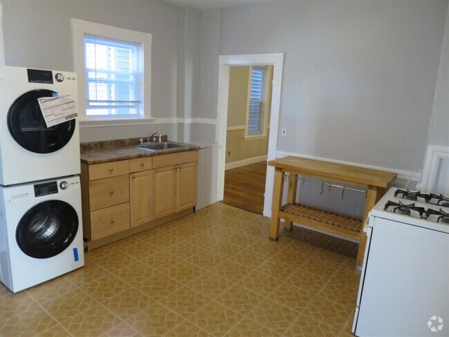Building Photo - 42 Glenwood Rd Unit 1 Rental