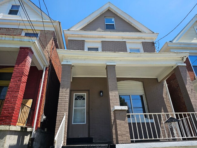 Building Photo - Newly updates 2 bedroom 1 bath for rent in... Rental