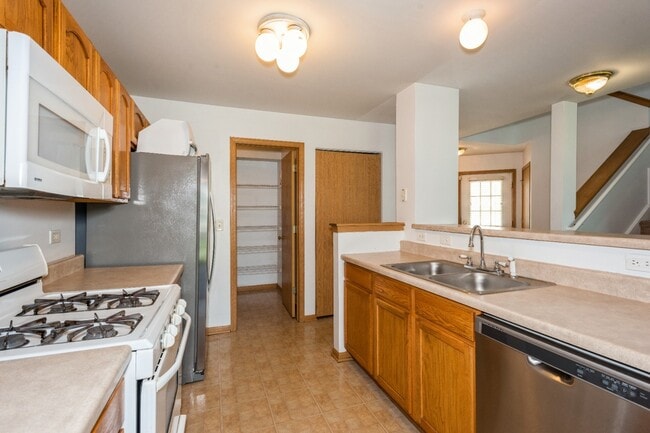 2341 Stoughton Cir