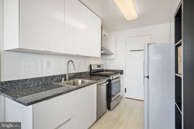 Photo - 10201 Grosvenor Pl