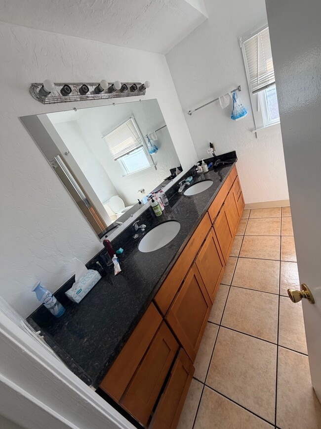Photo - 1780 Le Roy Ave Unidad 25