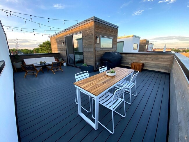 Building Photo - Modern 2BR + Office Townhome with Rooftop Deck in Prime Sunnyside/Highlands Location