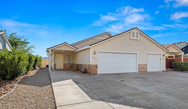 Building Photo - Great 3 bedroom, 2 bathroom home in Hurric...