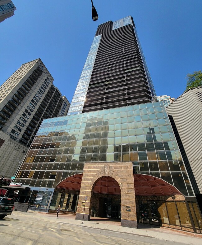 Building Photo - 10 E Ontario St Unit 2106