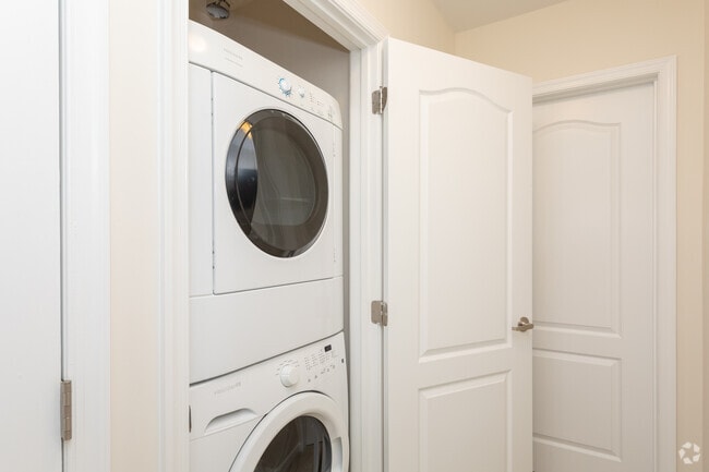 1BR, 1BA - 775 SF