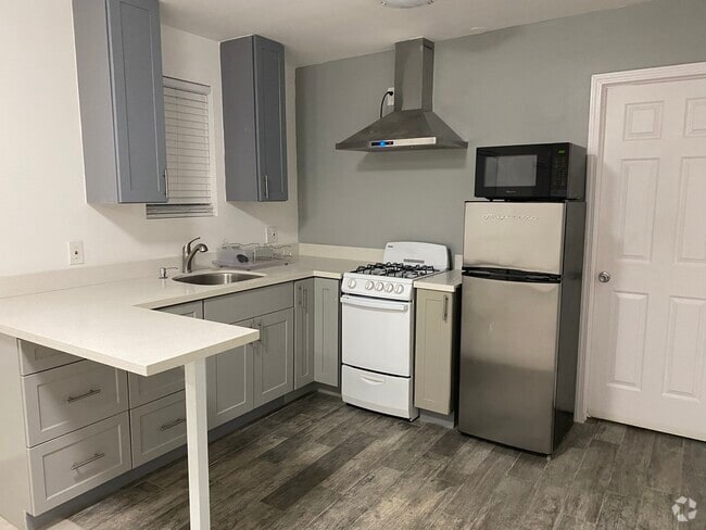 Building Photo - 12349 Oxnard St Unit 10 Rental