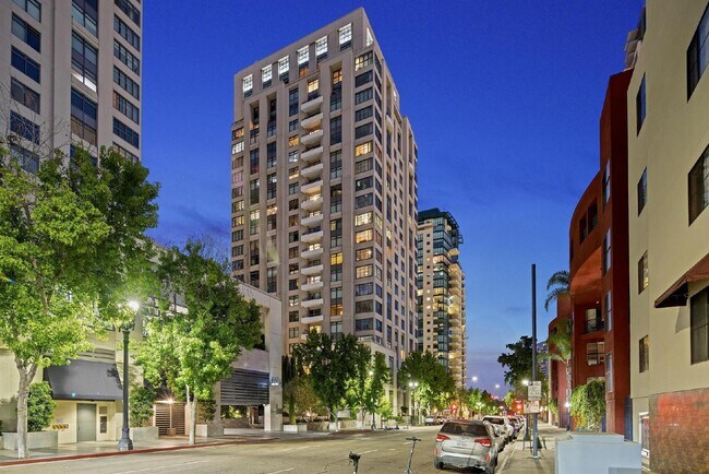 Luxurious 17th-Floor Renaissance Condo with Stunning City Views