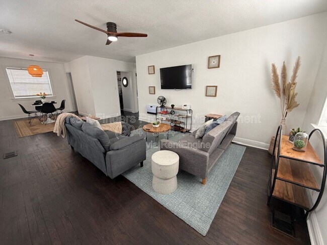 Photo - 2813 College St