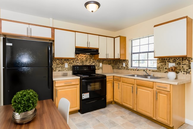 Photo - 605 Royalty Ct Townhome