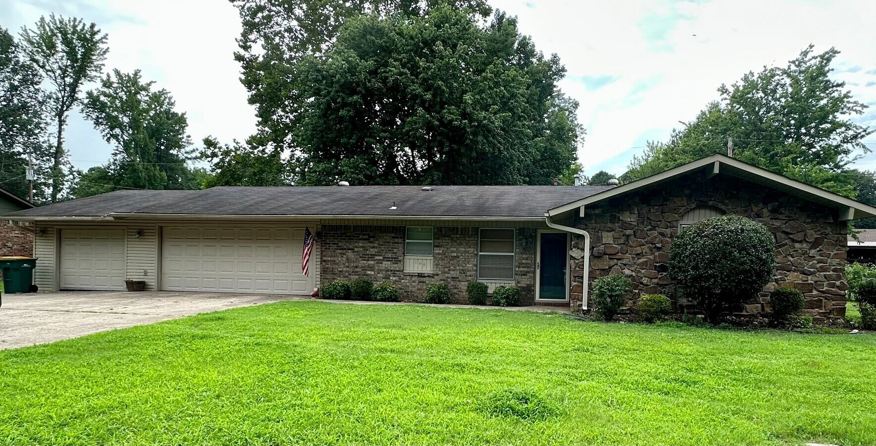 Come take a look at this 3-bedroom 2-bathroom home on the west side of town. - Come take a look at this 3-bedroom 2-bathroom home on the west side of town.