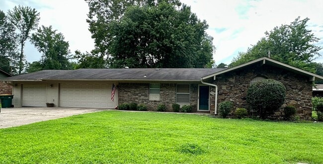 Building Photo - Come take a look at this 3-bedroom 2-bathroom home on the west side of town.