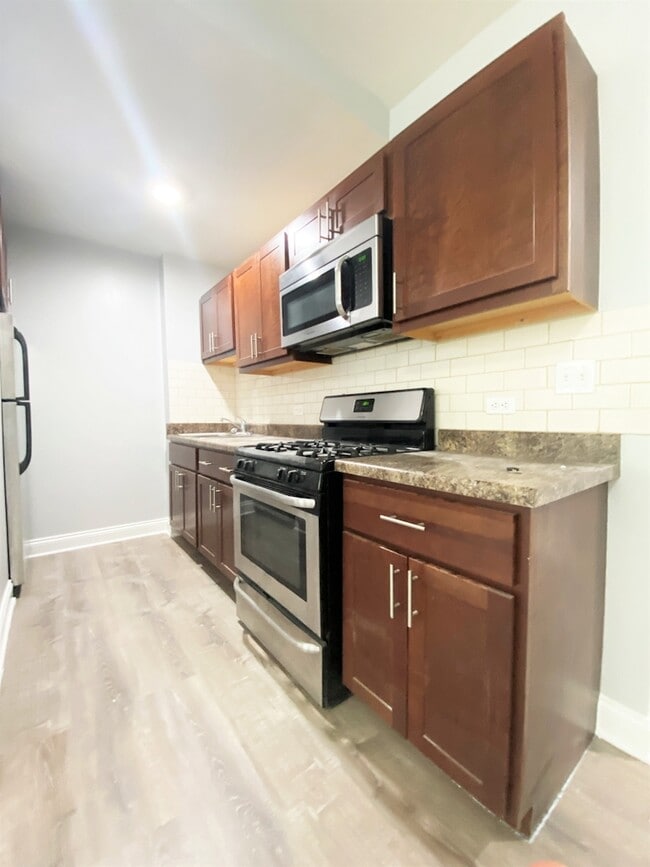 Building Photo - 4039 N Kenmore Ave Unit 101