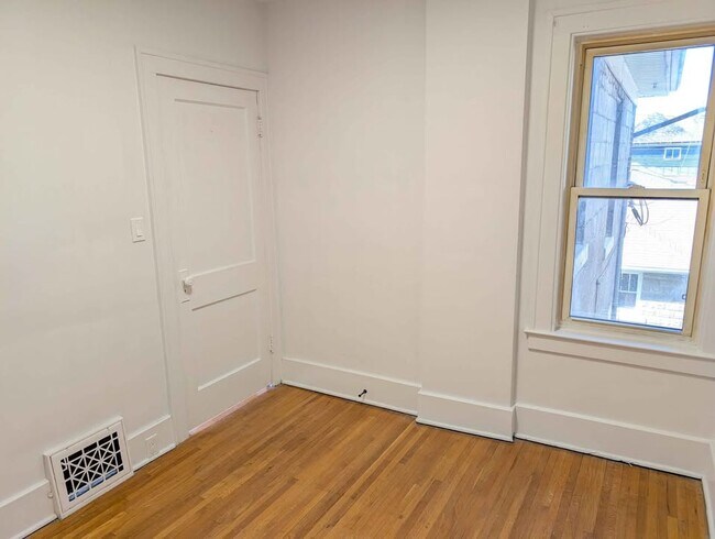 Photo - 1095 Gladstone Ave Unité 3