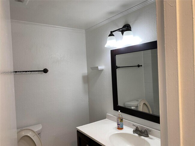 Building Photo - 4670 NW 79th Ave Unit 1H