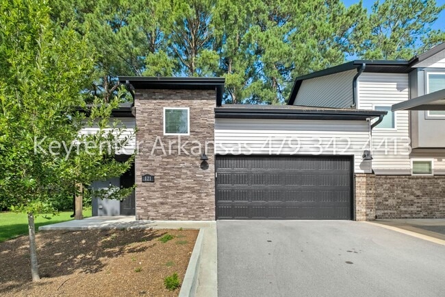Building Photo - Beautiful 2 Bed, 3 Bath Home Just Off Weddington!