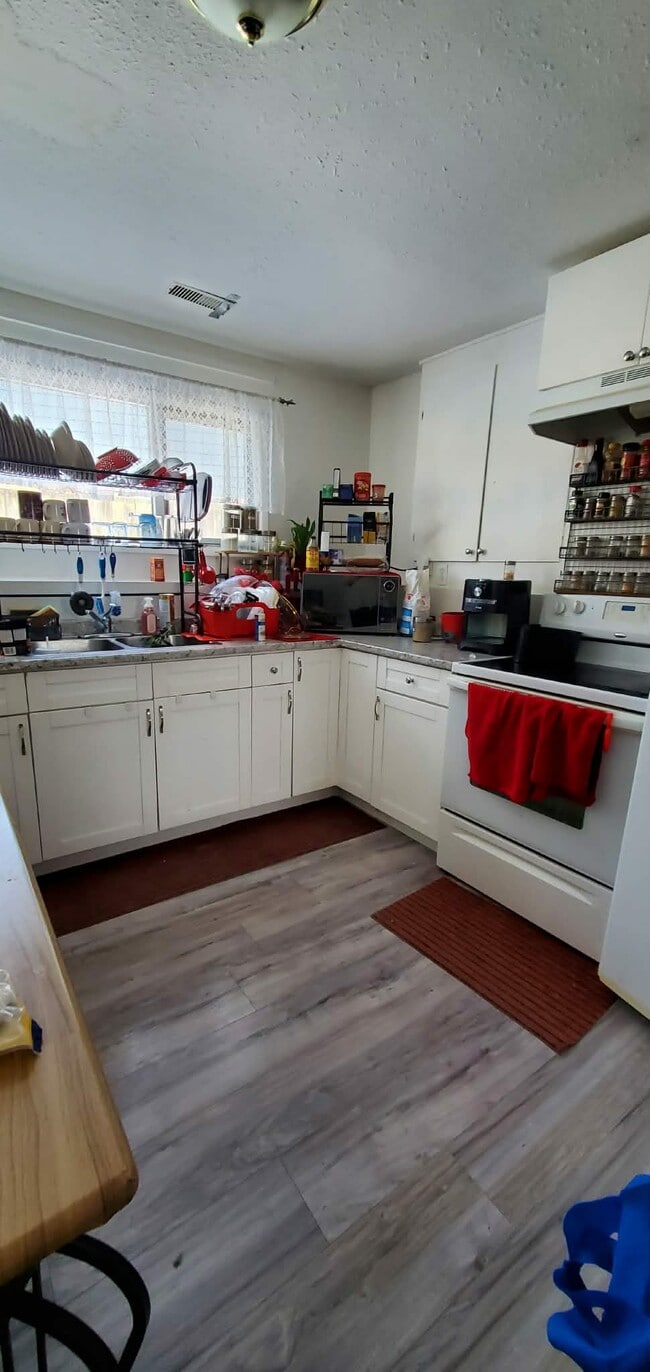 Photo - 4338-3004338 Hill Ave