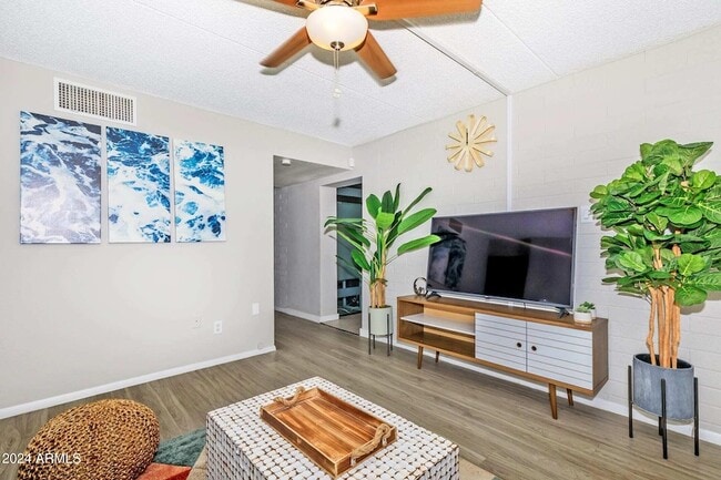 Photo - 615 S Hardy Dr Unidad 3