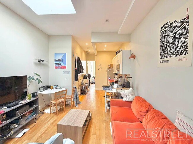 Photo - A Sunlit Bushwick Residence Designed for Modern Living Unidad 3L