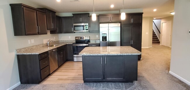 Photo - 686 Daphne Wy