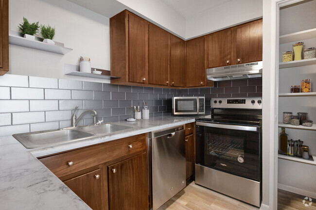 Fully Equipped Kitchen with Ample Pantry Space & Stainless Steel Appliances - Pinehill Park Rental