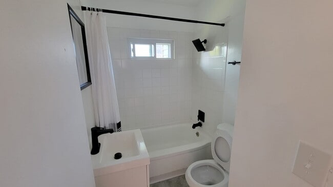 Photo - 1276 W 89th St Unidad 1274 w 89th st floor 2