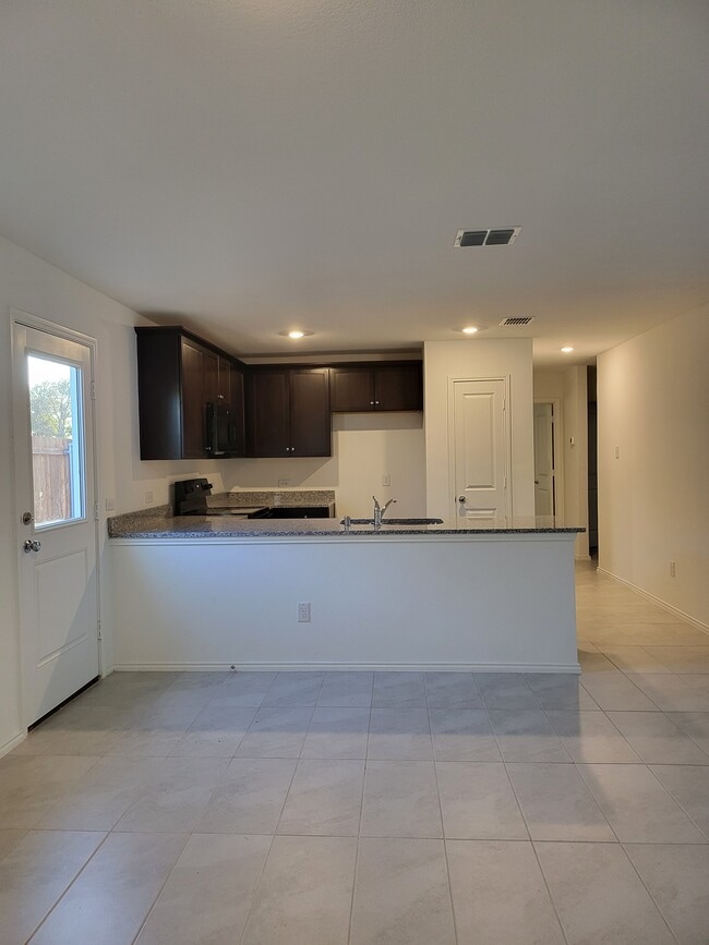 Cocina 1 - 6020 Sumlin Way