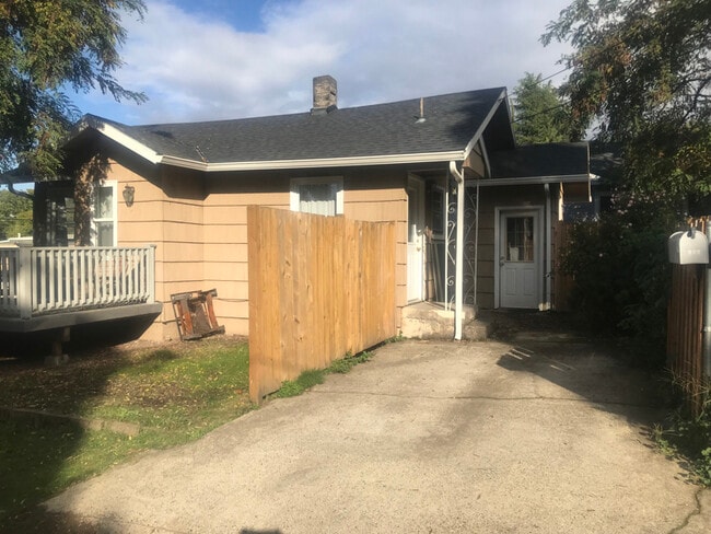 Photo - 508 S McLoughlin Blvd