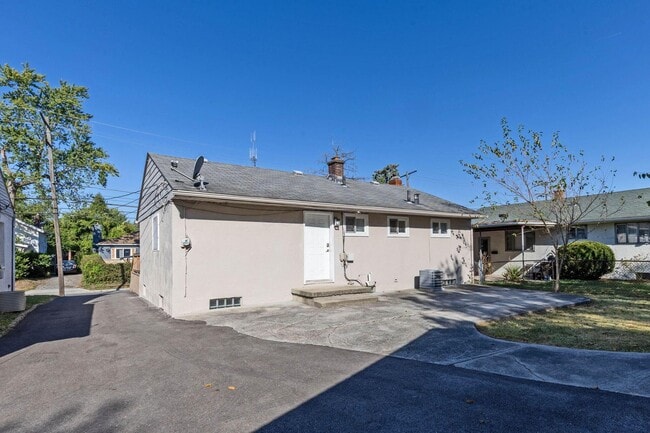 Photo - 3134 Medina Ave