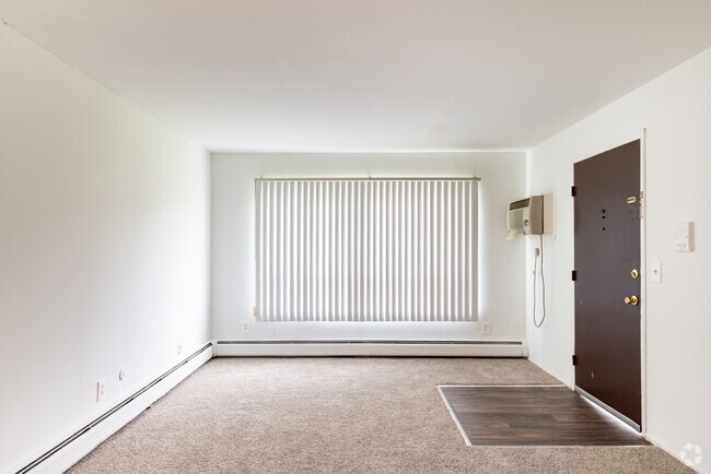 2BR, 1BA - 825SF
