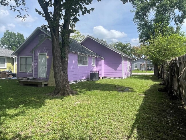 Building Photo - 906 Fields St