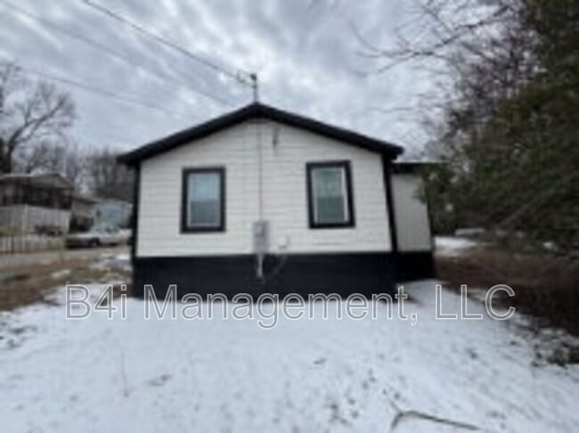 Photo - 211 Banks St