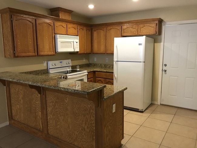 Kitchen - 2016 Bahamas Dr Unidad #1