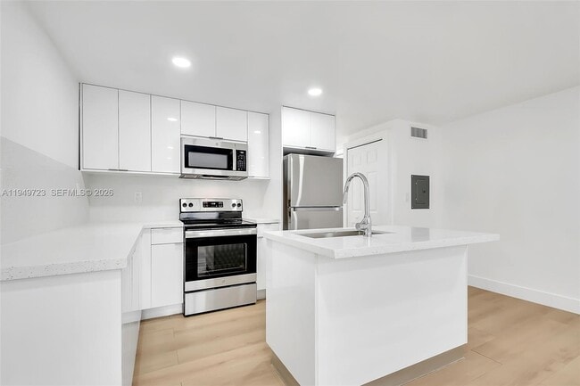 Building Photo - 1632 NW 16th Terrace Unit 8