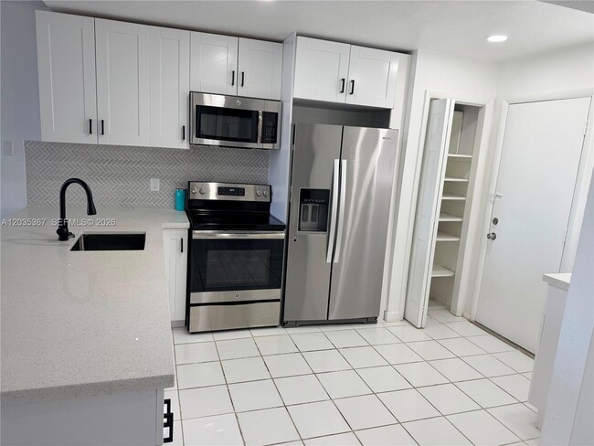 Building Photo - 1770 NE 191st St Unit 607-1
