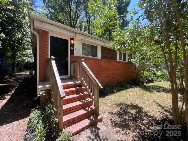 Photo - 1744 Academy St