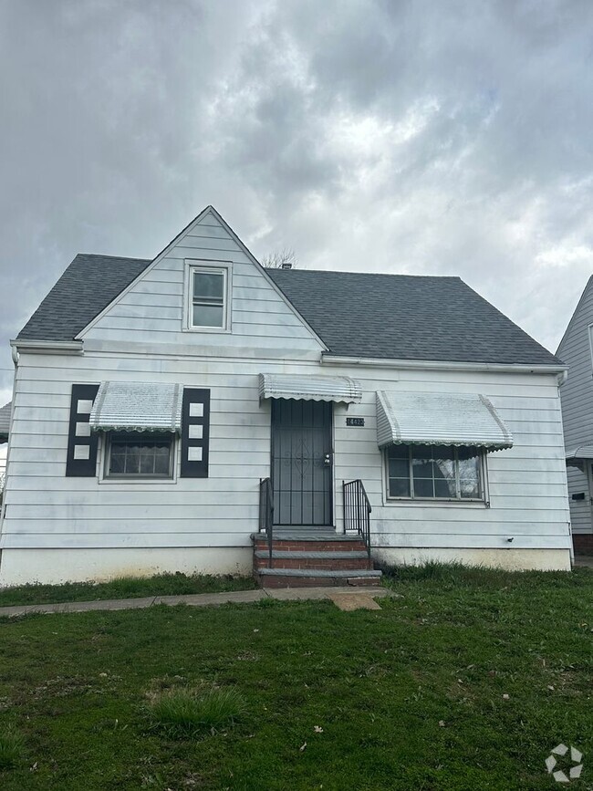 Building Photo - Maple Heights Single Home