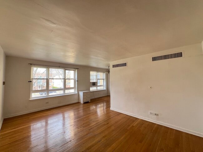 Photo - 5335 N California Ave Unit 203