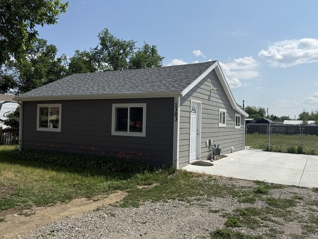 Building Photo - 1303 Lake Elmo Dr