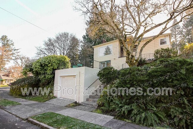 Photo - 616 SW Moss St