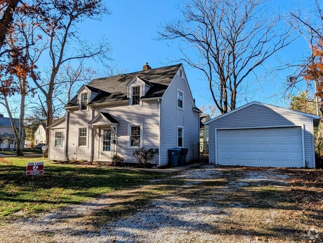 Building Photo - Charming Remodeled 2-Bedroom Home with 2-C...