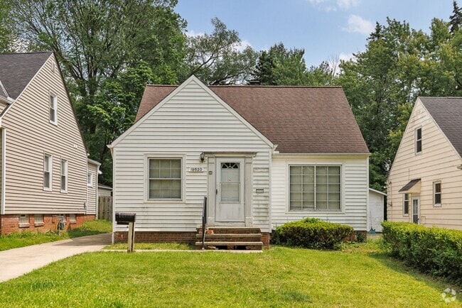 Building Photo - 3 Bedroom/1 bath Single House Maple Hts!!