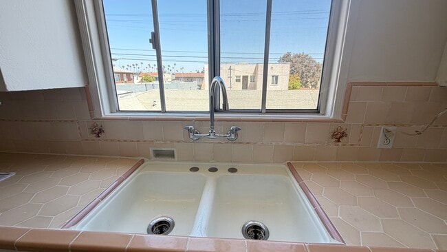 1942 1/2 S Rimpau Blvd Unidad Sonia's Place