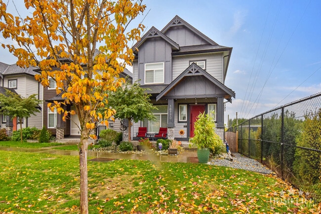 Building Photo - Bright & Spacious ­– 2 Bed / 1 Bath Baseme... Unit Basement