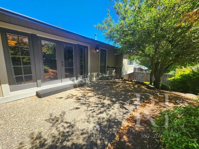 Building Photo - Meticulous 2-Bedroom with Courtyard