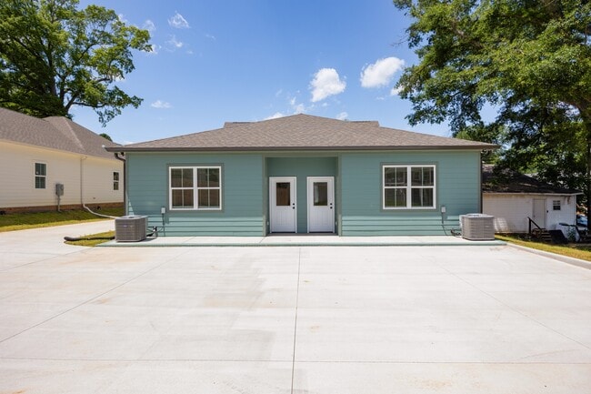 Photo - 136 McCowat St