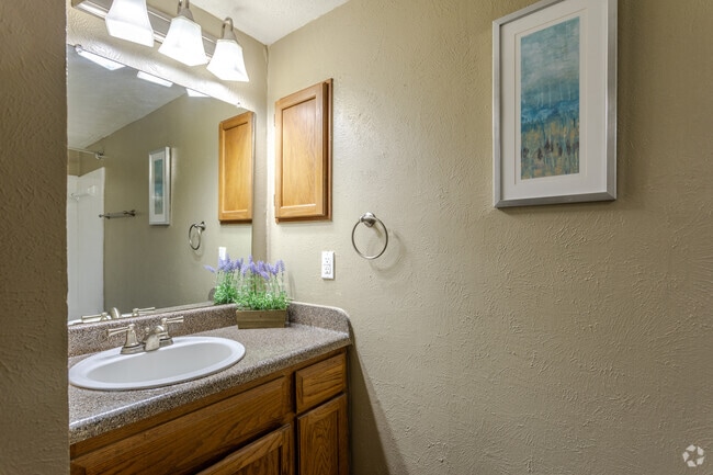 2BR, 2BA - 975 SF B2 Classic - Second Bathoom