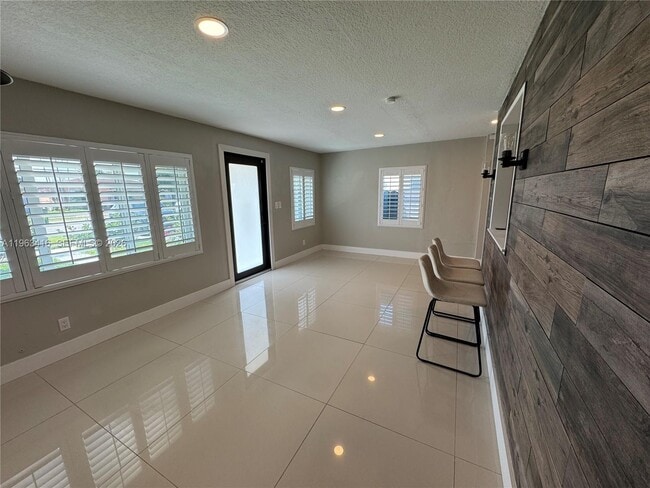 Photo - 211 W 33rd St