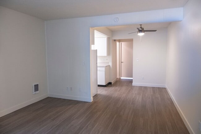 Building Photo - Irvington Flat with Timeless Classic Charm! Unit CI1927